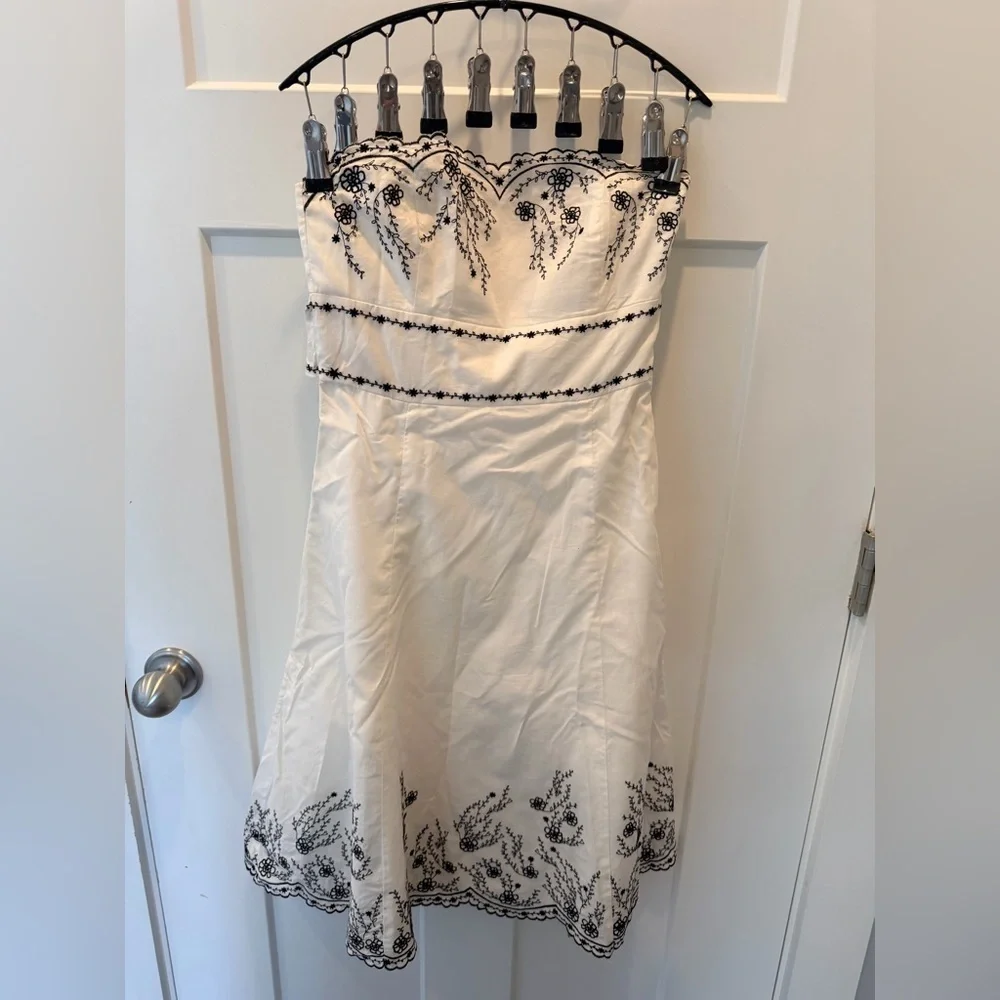 White House Black Market Strapless Embroidered Dress XS 0 Black Ivory Fit Flare